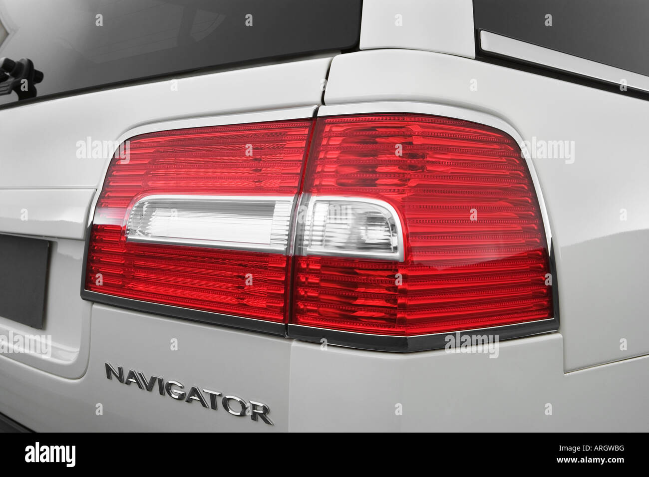 2007 Lincoln Navigator Ultimate L in White - Tail light Stock Photo - Alamy
