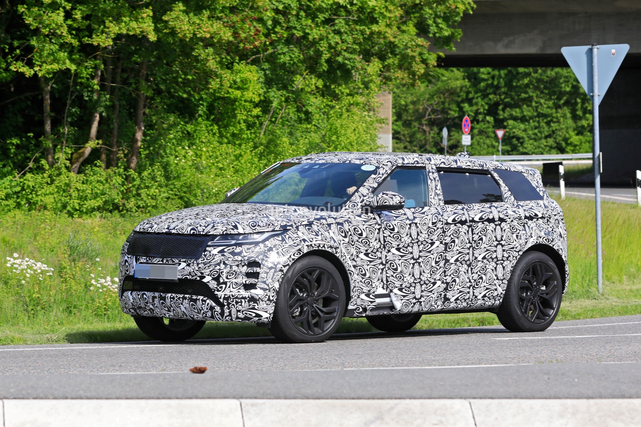 2022 Range Rover Evoque LWB Spied With Seven Seats, Familiar Exterior  Design - autoevolution