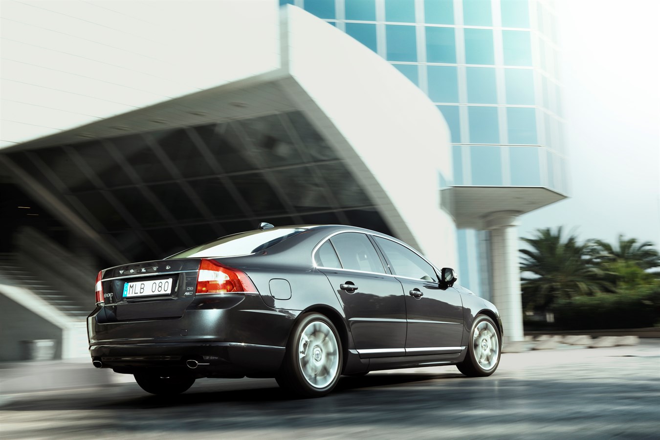 The enhanced Volvo S80 - first class exclusiveness and driving properties -  Volvo Car USA Newsroom