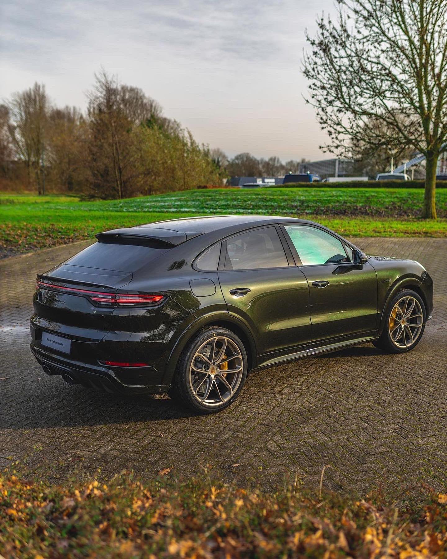 Cayenne Squad on Twitter: "#Porsche #Cayenne Turbo S E-Hybrid Coupé in a  special mysterious PTS color – Dark Olive Green 🫒 Do you like this PTS  color? https://t.co/5wZQ6bU7Dr" / Twitter