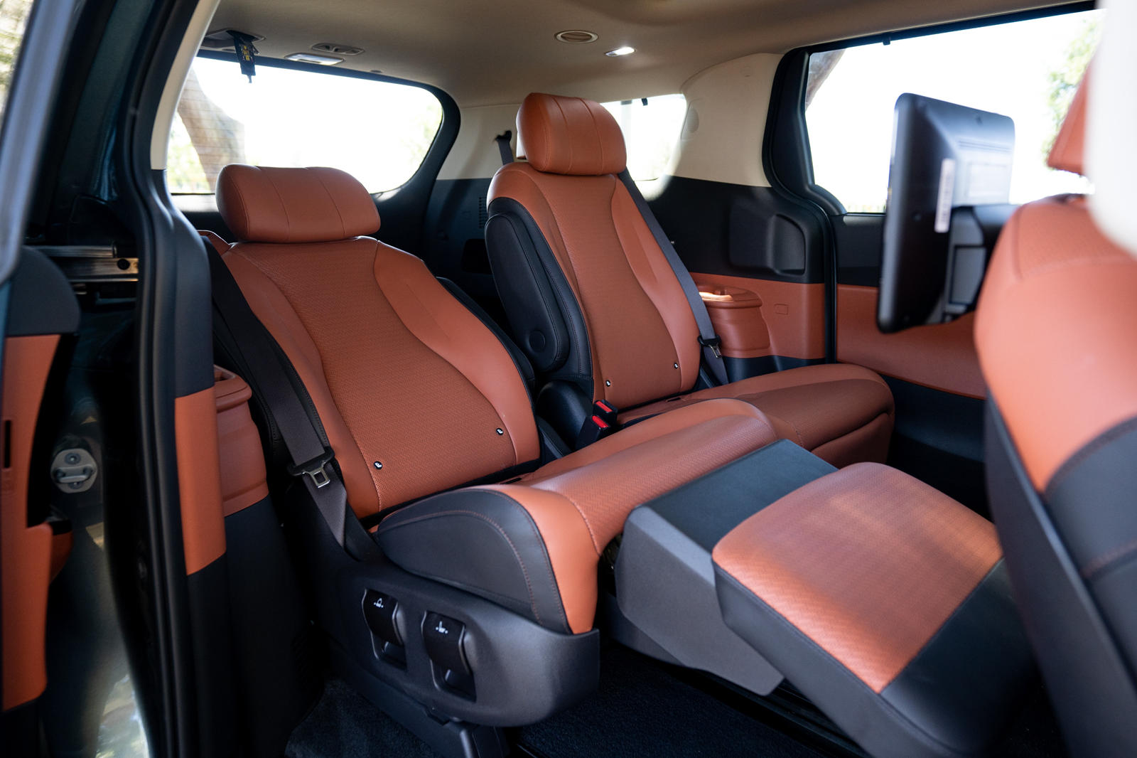 2023 Kia Carnival Interior Dimensions: Seating, Cargo Space & Trunk Size -  Photos | CarBuzz