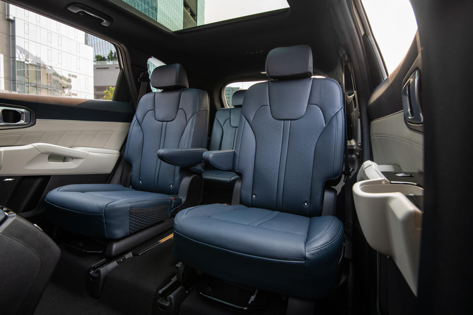 2022 Kia Sorento Hybrid Interior Photos | CarBuzz