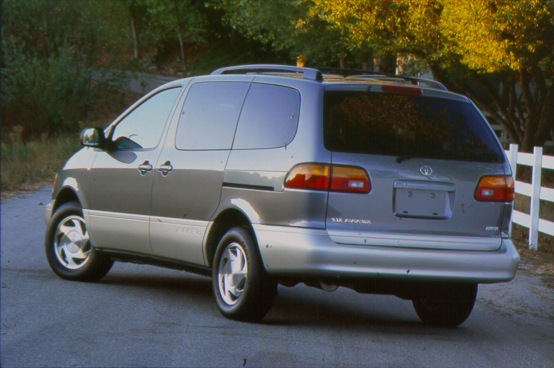 1998 Toyota Sienna XLE - 002 - Toyota USA Newsroom
