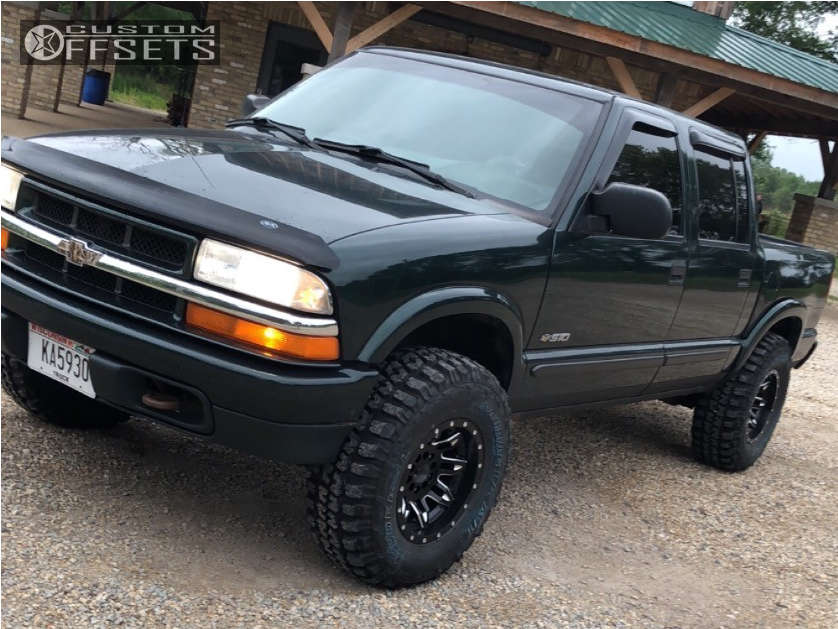 2004 Chevrolet S10 with 15x8 -16 Fuel Assault and 31/10.5R15 Federal  Couragia Mt and Suspension Lift 2.5" | Custom Offsets