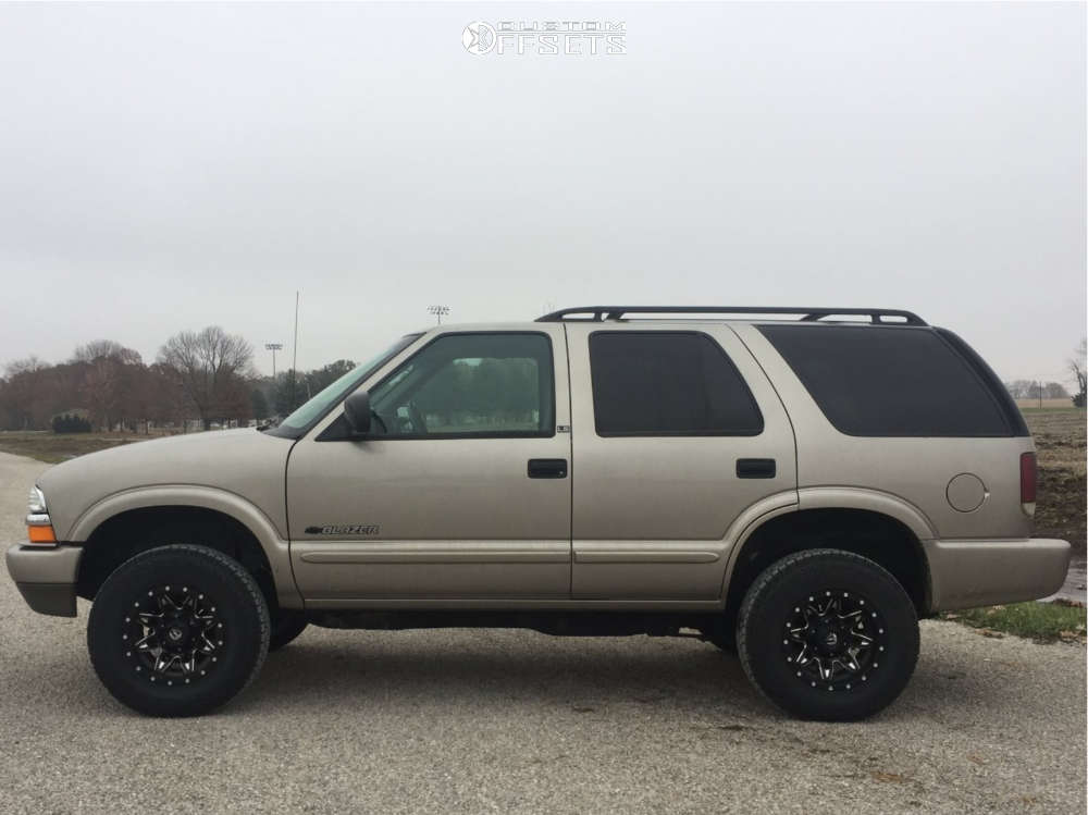 2002 Chevrolet Blazer with 15x8 -18 Fuel Lethal and 235/75R15 Hankook  Dynapro AT-M and Leveling Kit | Custom Offsets