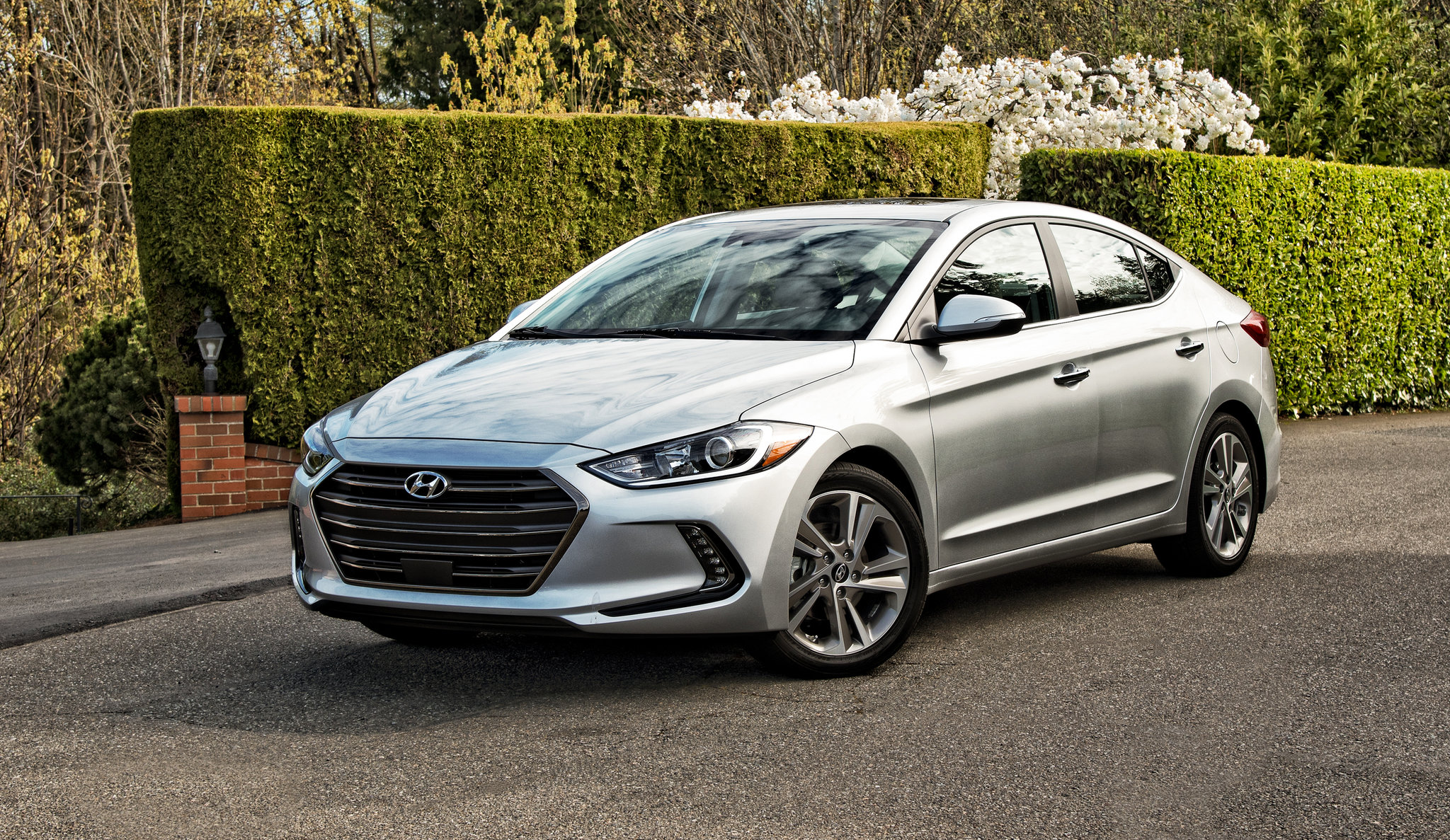 Video Review: Hyundai Elantra Offers Fewer Curves, but a Better Ride - The  New York Times