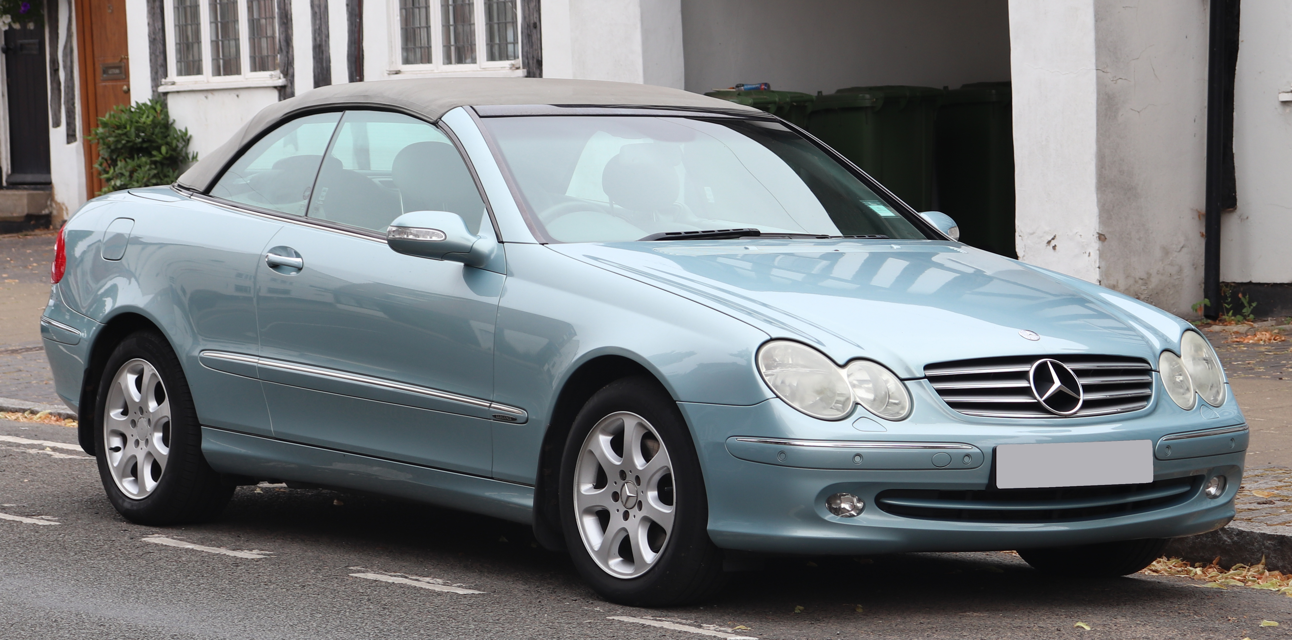 File:2004 Mercedes-Benz CLK 320 Elegance Automatic 3.2 Front.jpg -  Wikimedia Commons