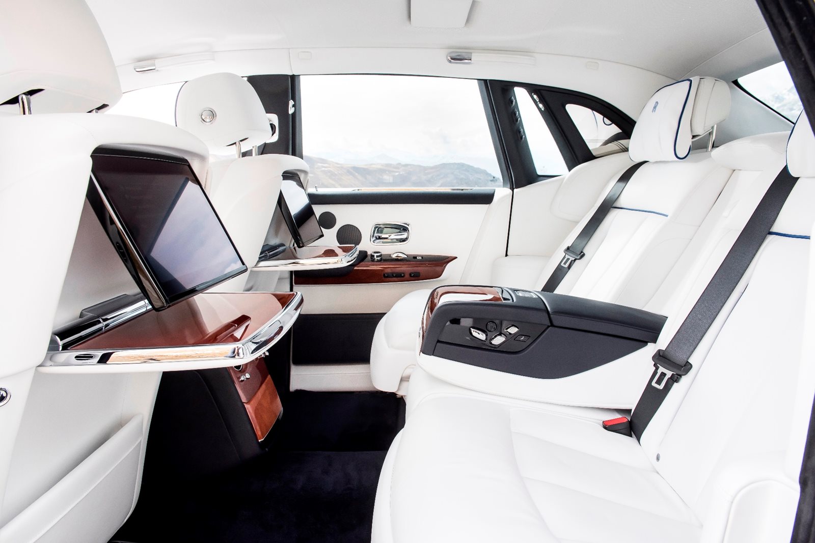 2022 Rolls-Royce Phantom Interior Dimensions: Seating, Cargo Space & Trunk  Size - Photos | CarBuzz