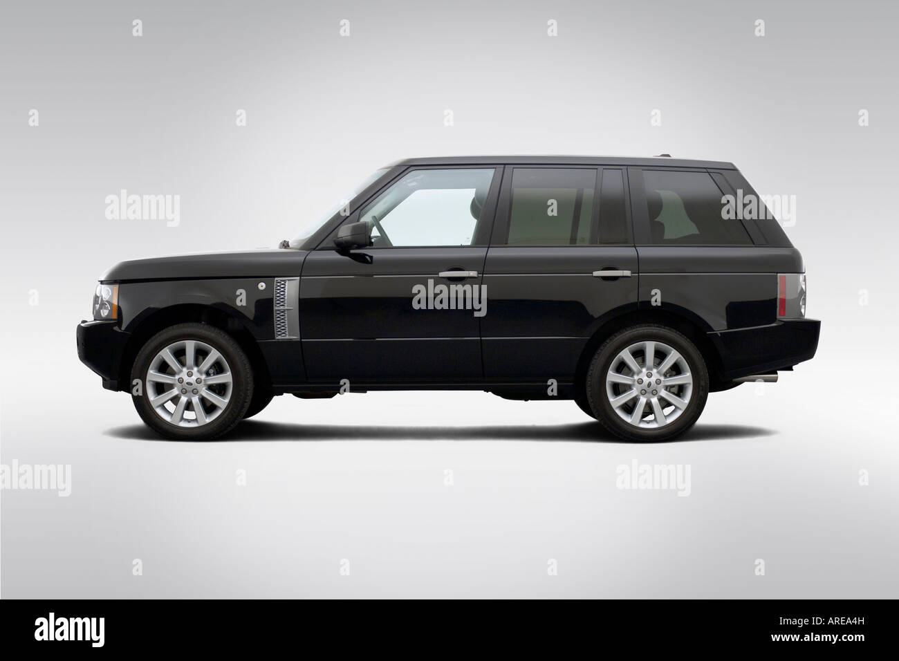 2006 Land Rover Range Rover Supercharged in Black - Drivers Side Profile  Stock Photo - Alamy