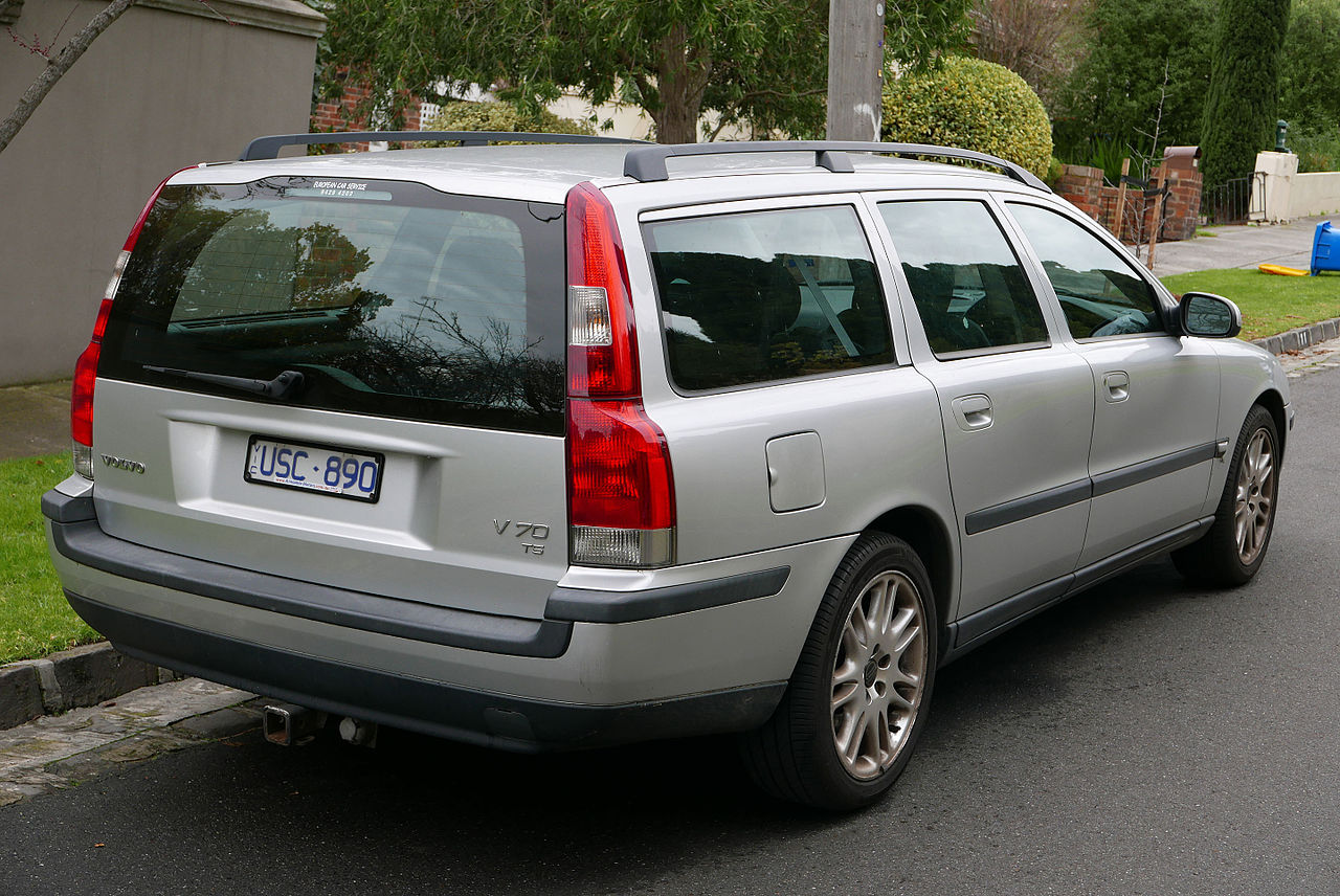 File:2001 Volvo V70 (MY01) T5 station wagon (2015-07-24) 02.jpg - Wikimedia  Commons