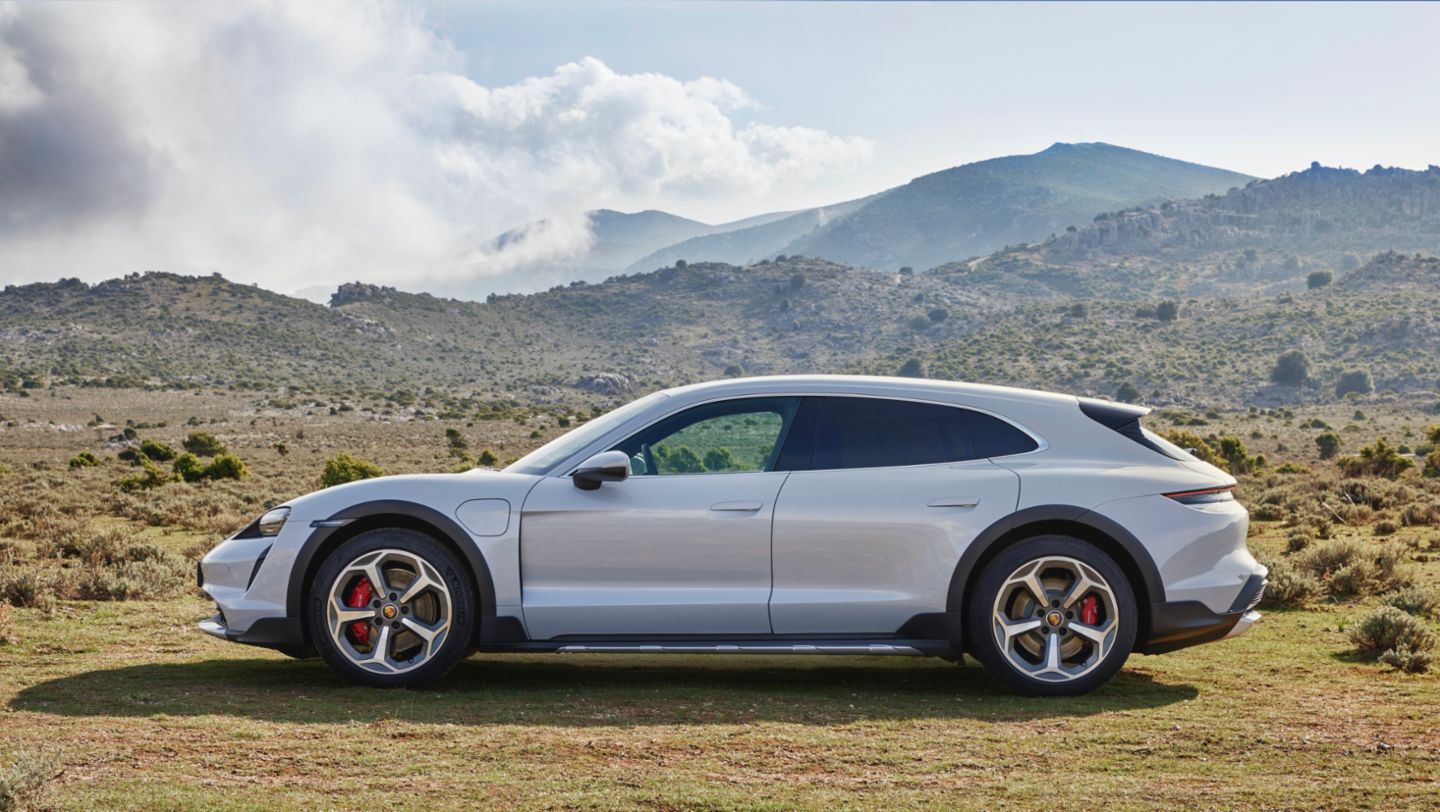 World premiere of the Cross Turismo: the all-rounder among electric sports  cars - Porsche Newsroom USA