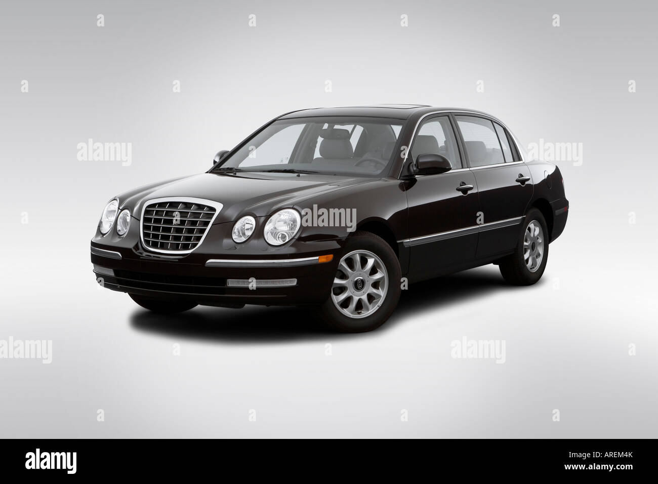 2006 Kia Amanti in Red - Front angle view Stock Photo - Alamy