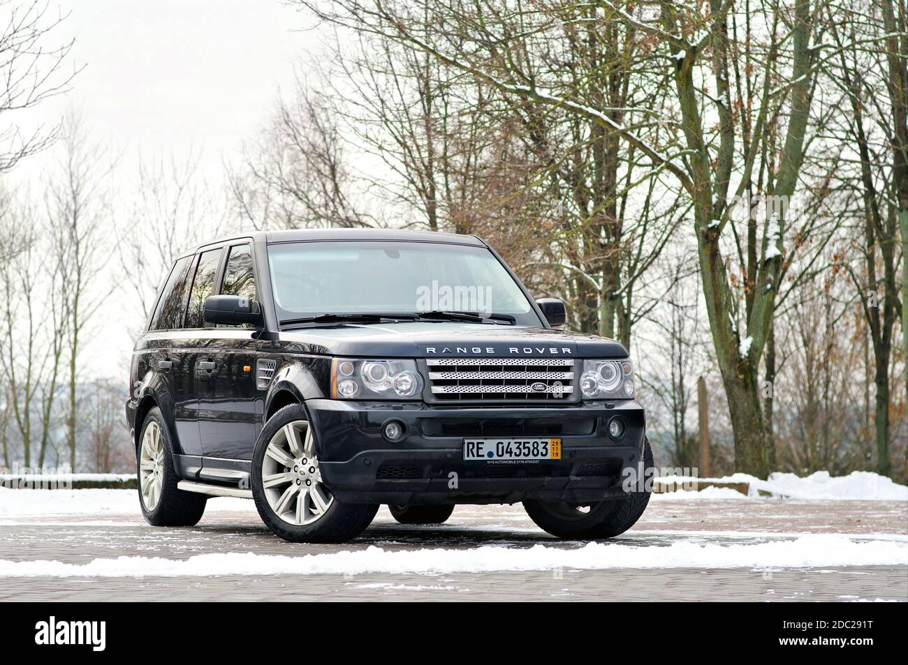 Grodno, Belarus, December 2012: Land Rover Range Rover Sport V8  Supercharged. Three quarter view of black SUV over out of focus winter park  background Stock Photo - Alamy