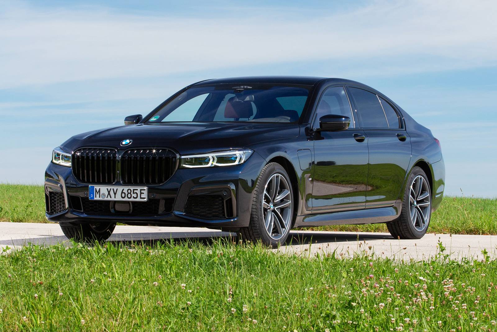 2022 BMW 7 Series Plug-in Hybrid Prices, Reviews, and Pictures | Edmunds