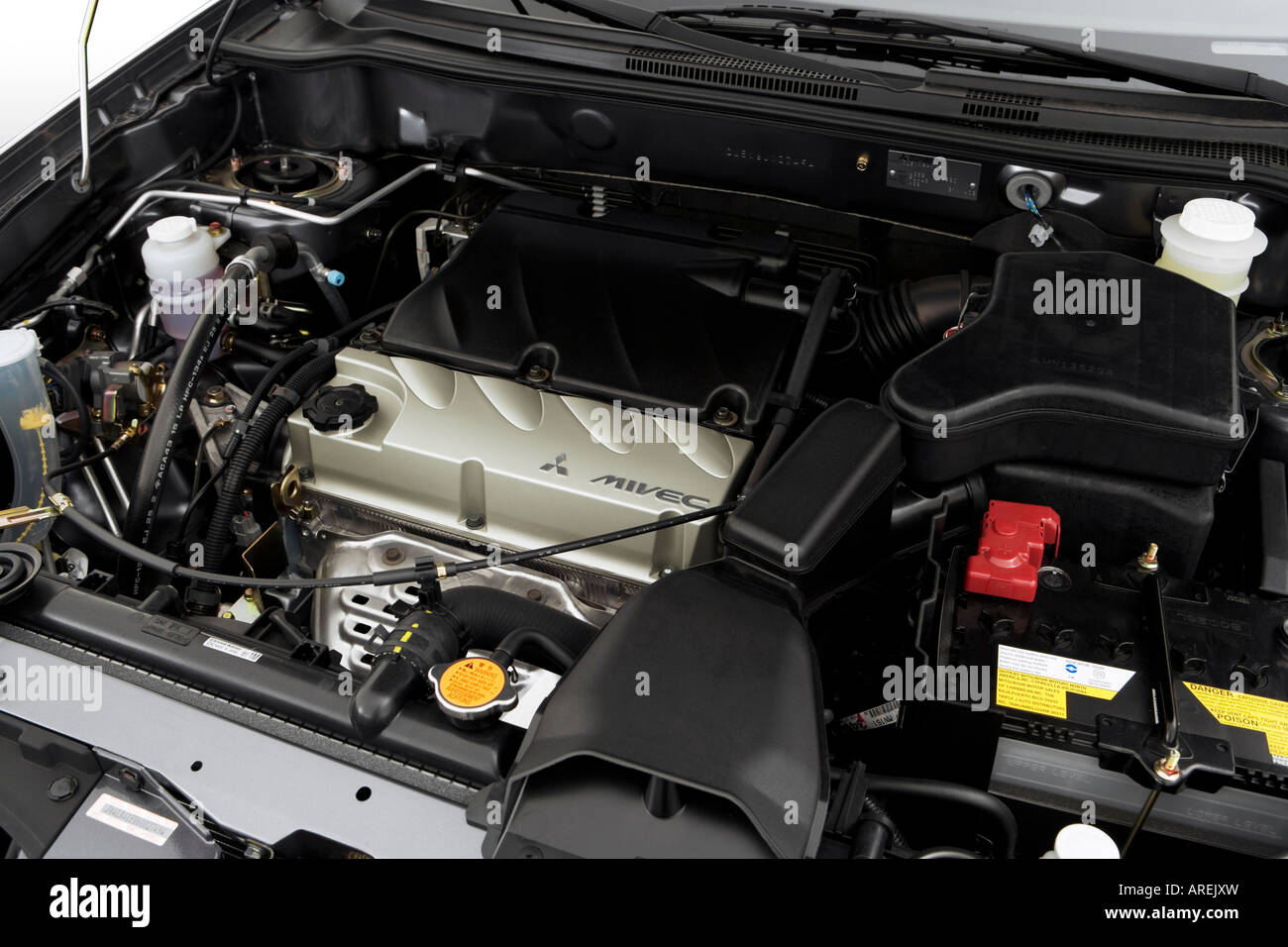 2006 Mitsubishi Outlander SE in Gray - Engine Stock Photo - Alamy