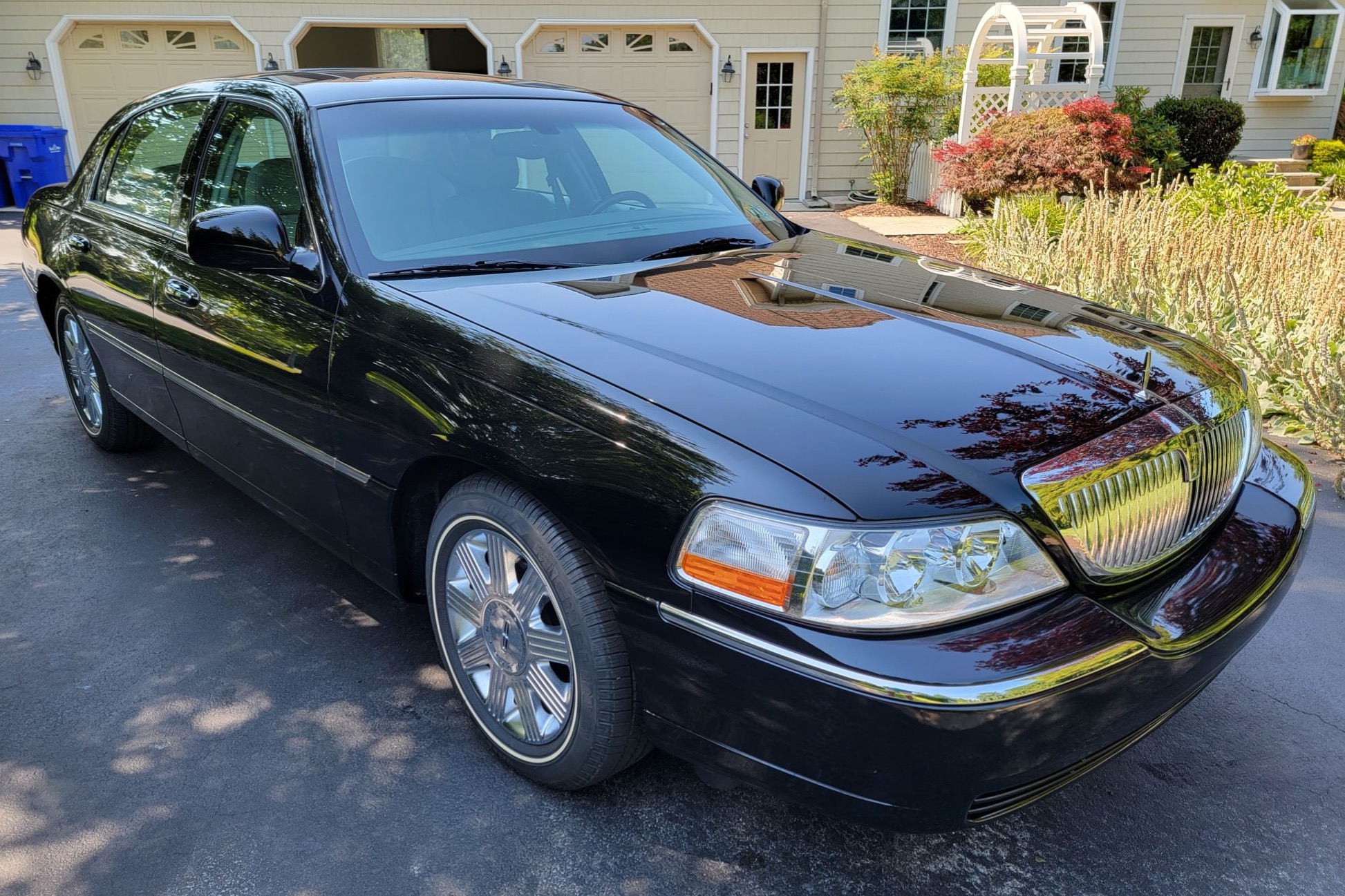 No Reserve: 2,700-Mile 2004 Lincoln Town Car Ultimate for sale on BaT  Auctions - sold for $38,000 on September 1, 2022 (Lot #83,169) | Bring a  Trailer