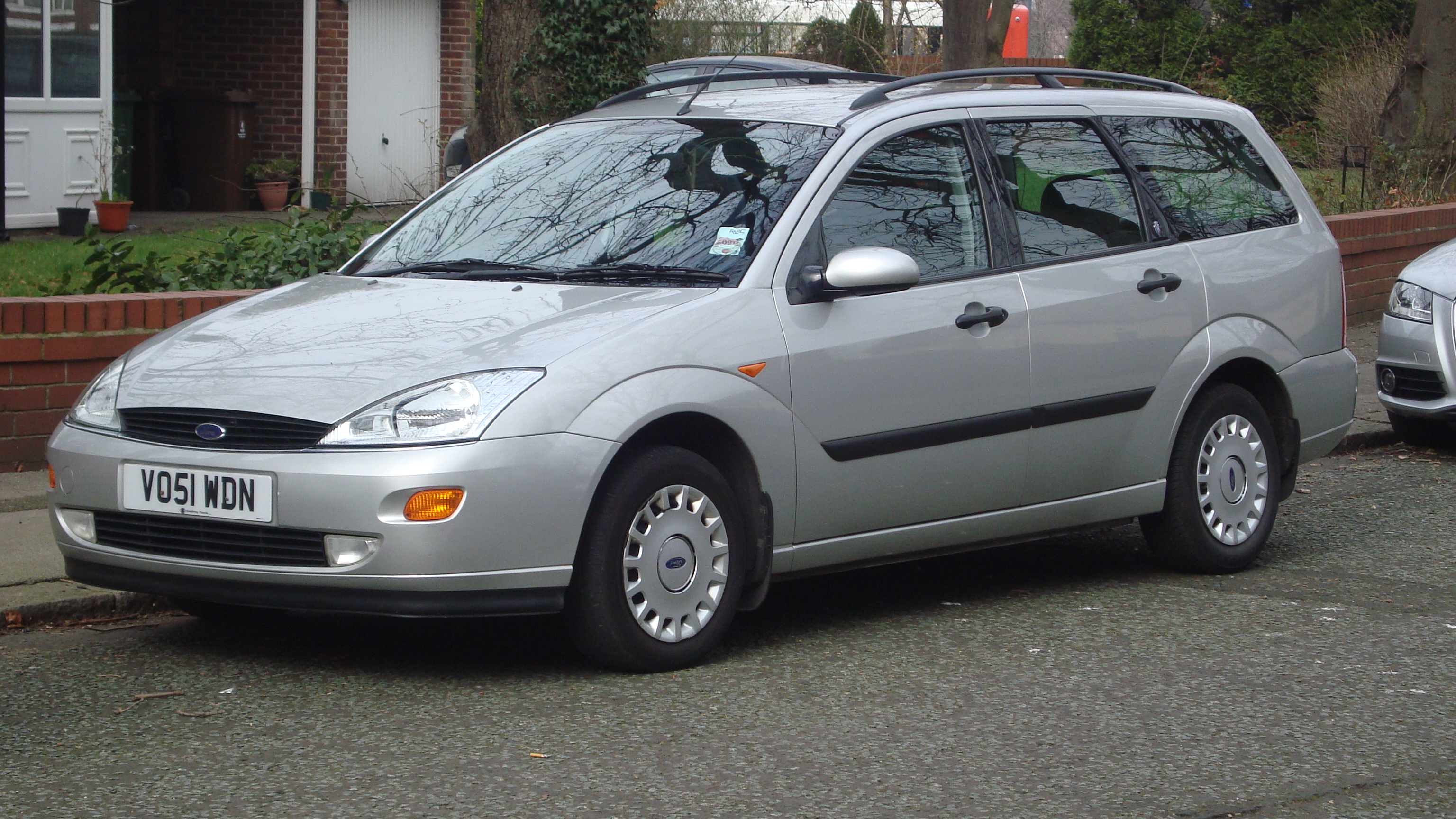 File:2001 Ford Focus 1.8 Ghia Estate (13147077363).jpg - Wikimedia Commons