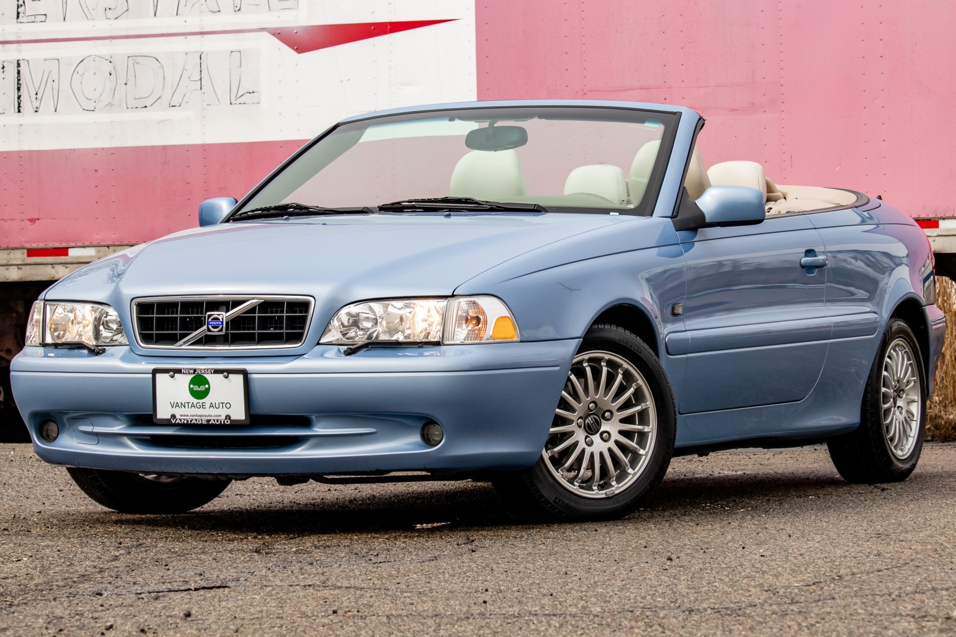 No Reserve: 26k-Mile 2004 Volvo C70 Convertible LPT for sale on BaT  Auctions - sold for $14,500 on March 30, 2023 (Lot #102,489) | Bring a  Trailer