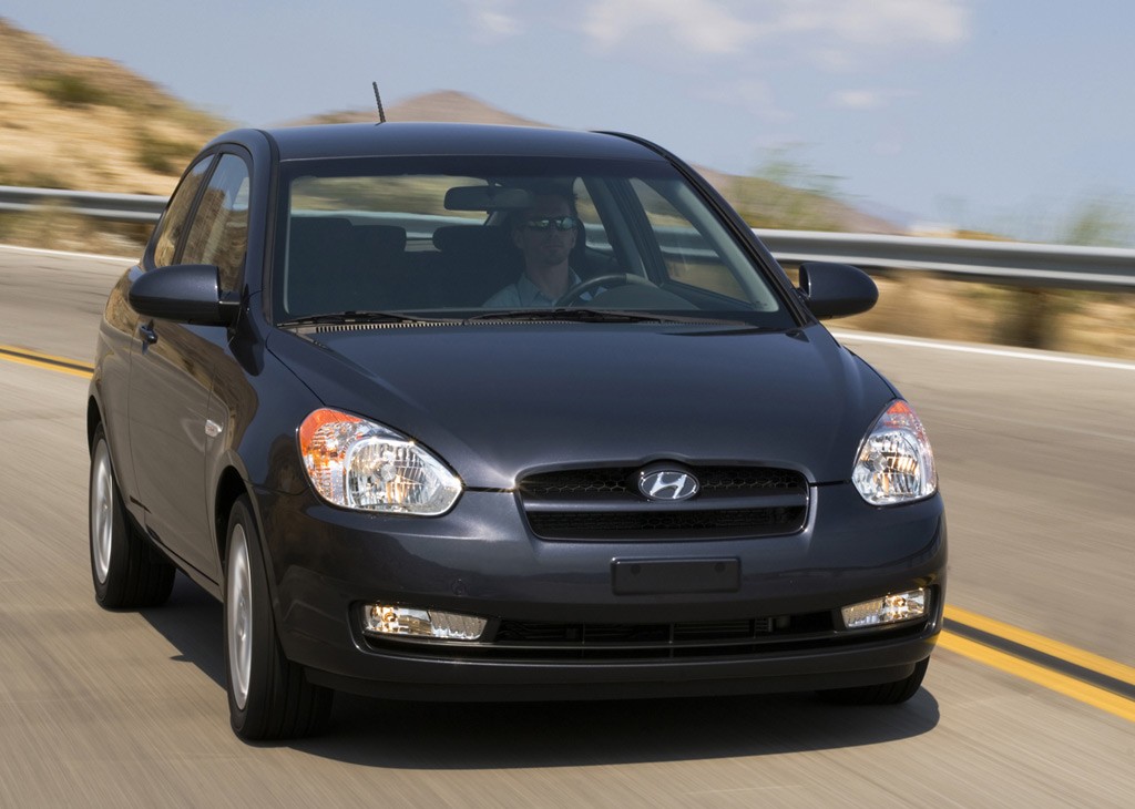 Cheap and Green: 2009 Hyundai Accent vs 2009 Nissan Versa
