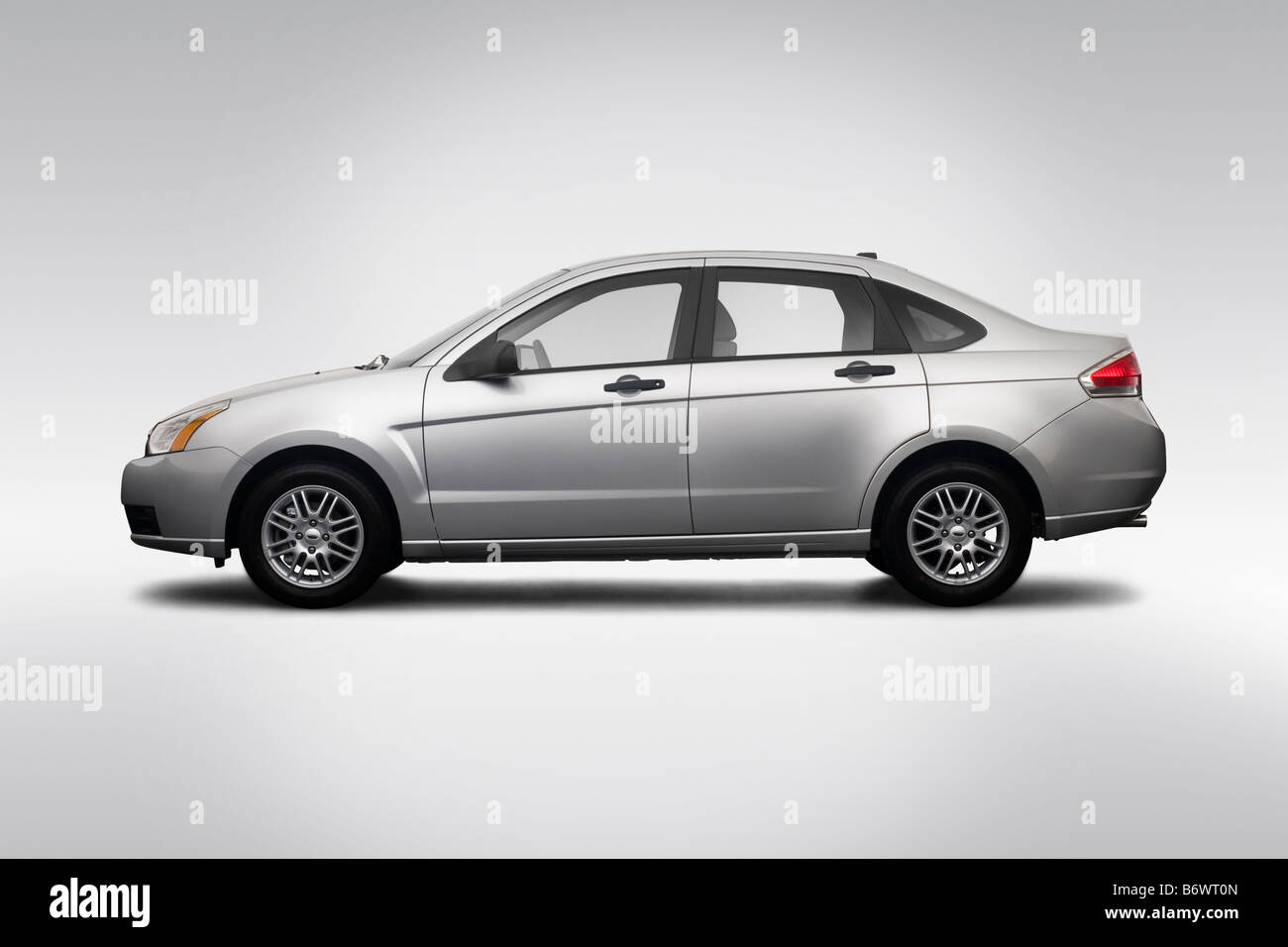 2009 Ford Focus SE in Silver - Drivers Side Profile Stock Photo - Alamy