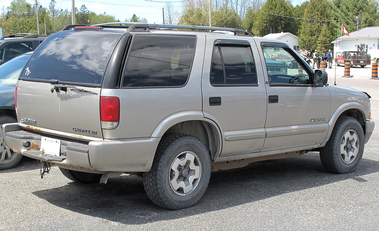 File:2002 Chevrolet Blazer LS in Sandalwood Metallic, Rear Right,  05-23-2022.jpg - Wikimedia Commons